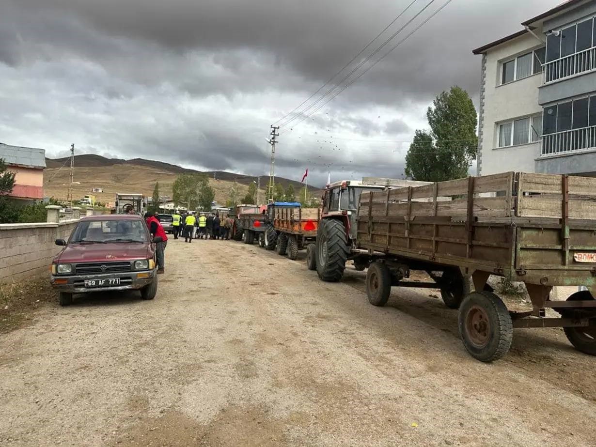 Sürücülerin can güvenliği için reflektörler traktör römorklarına takıldı