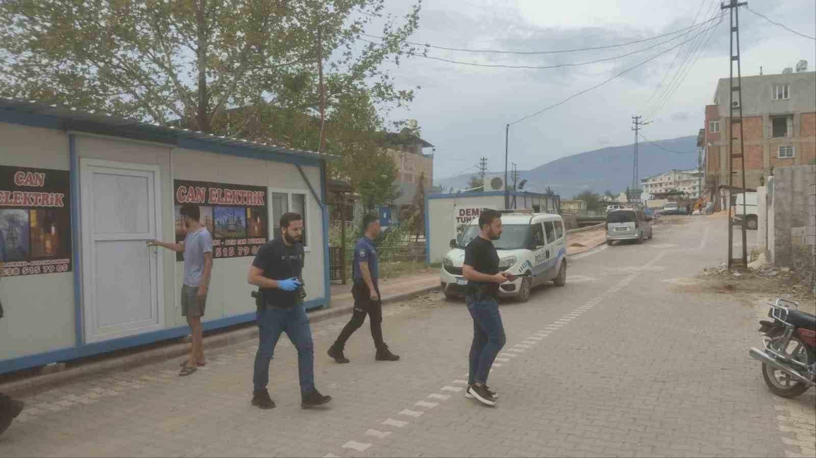 Konteyner iş yerinde hayata tutunmaya çalışan depremzede esnafa hırsızlık şoku