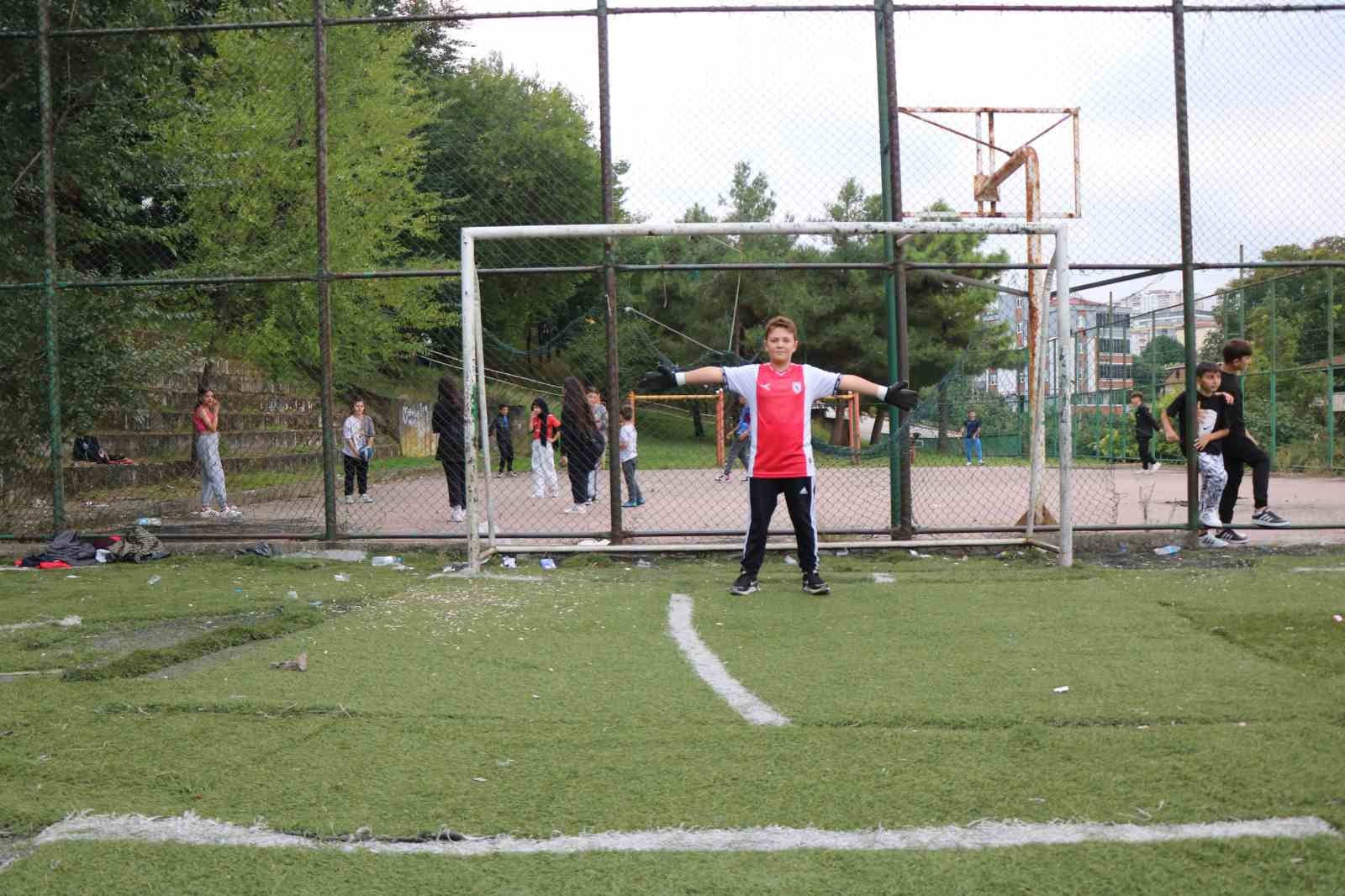 Yamalı sahada maç yapan gençlerin 'yeni saha' talebi