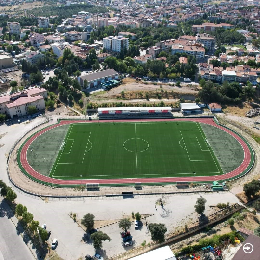 Gediz’de yenilenen stadyum hizmete sunuldu