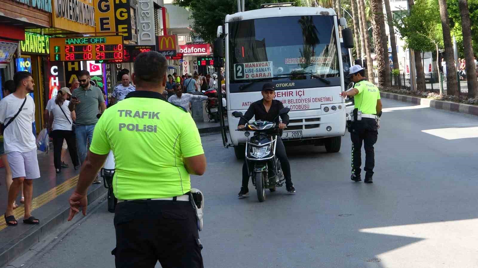 Kafalarında olması gereken kaskı motosiklete taktılar, cezalardan kaçamadılar