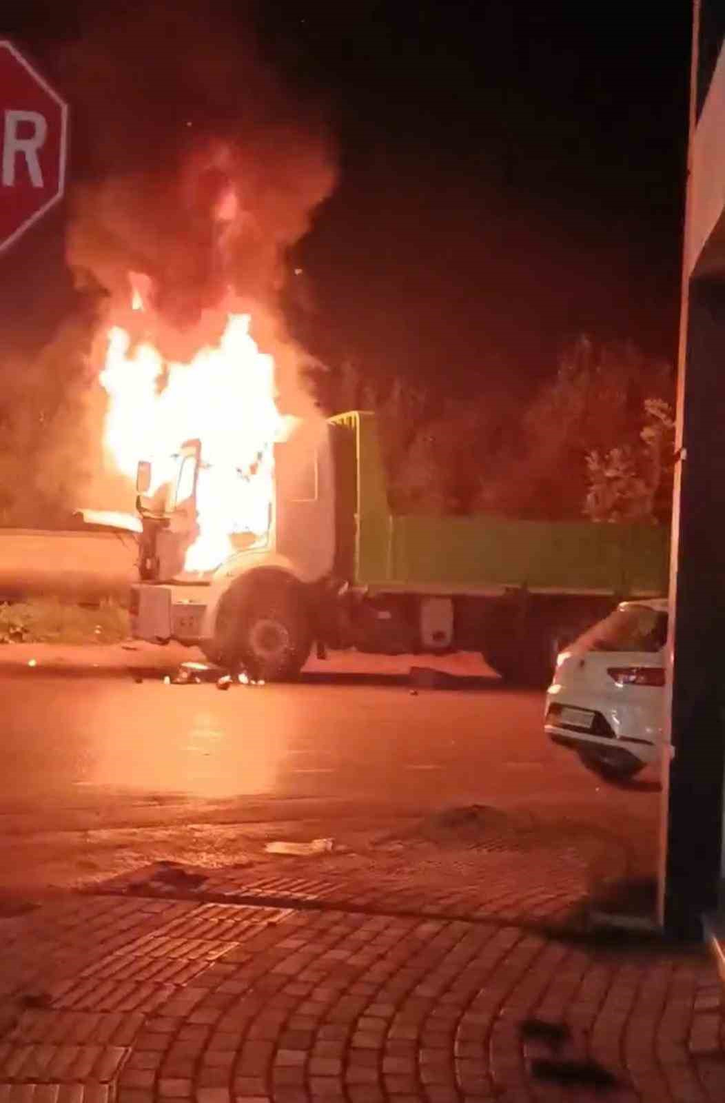 Seyir halindeki kamyon alev topuna döndü