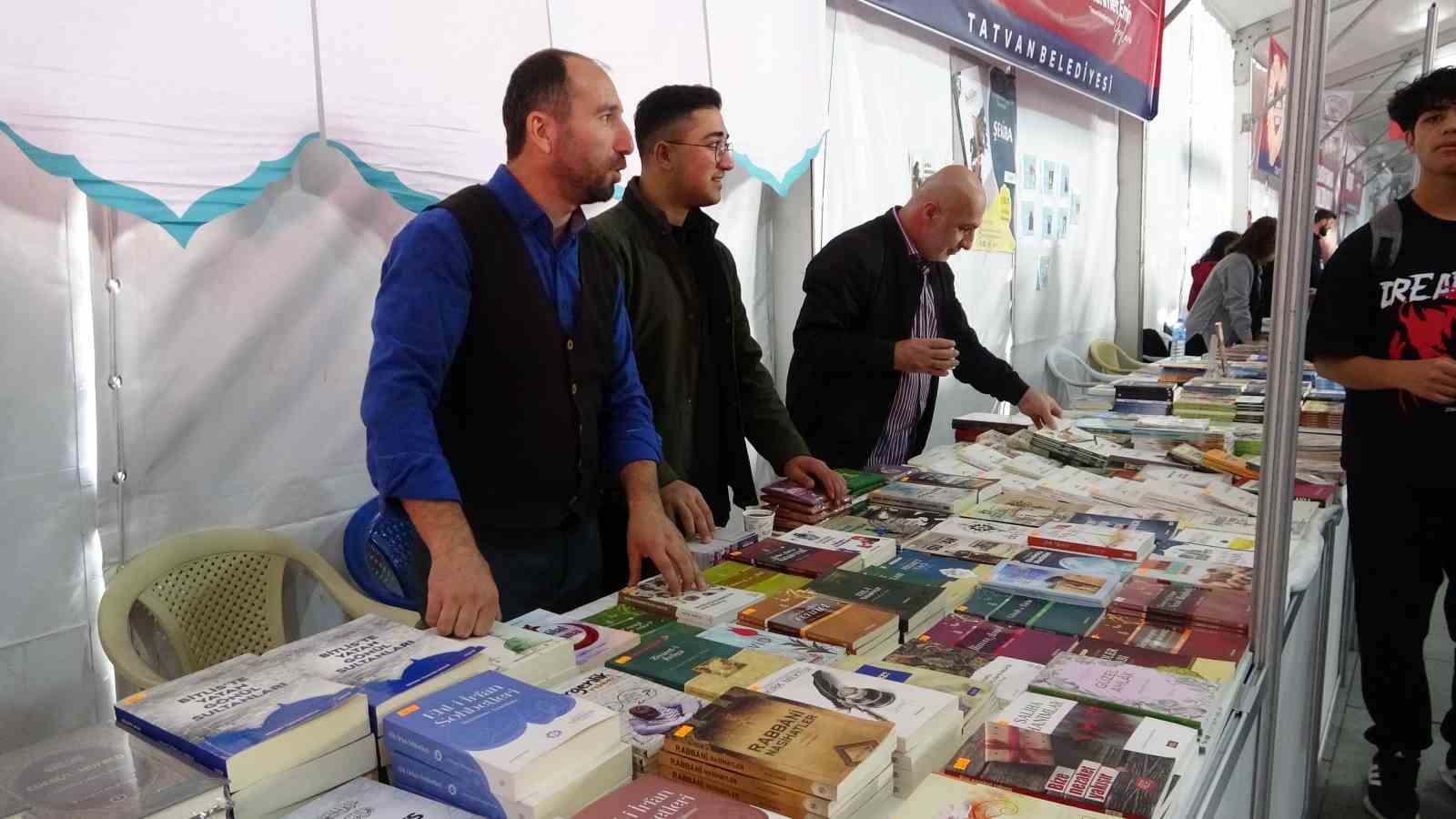 Tatvan 2&rsquo;nci kitap fuarına yoğun ilgi
