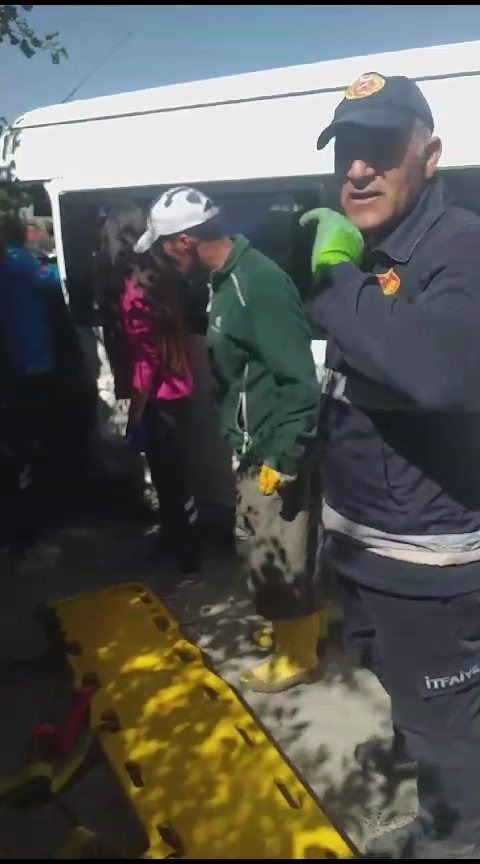 Y&uuml;ksekova&rsquo;da minib&uuml;s ile kamyonet &ccedil;arpıştı: 3 yaralı
