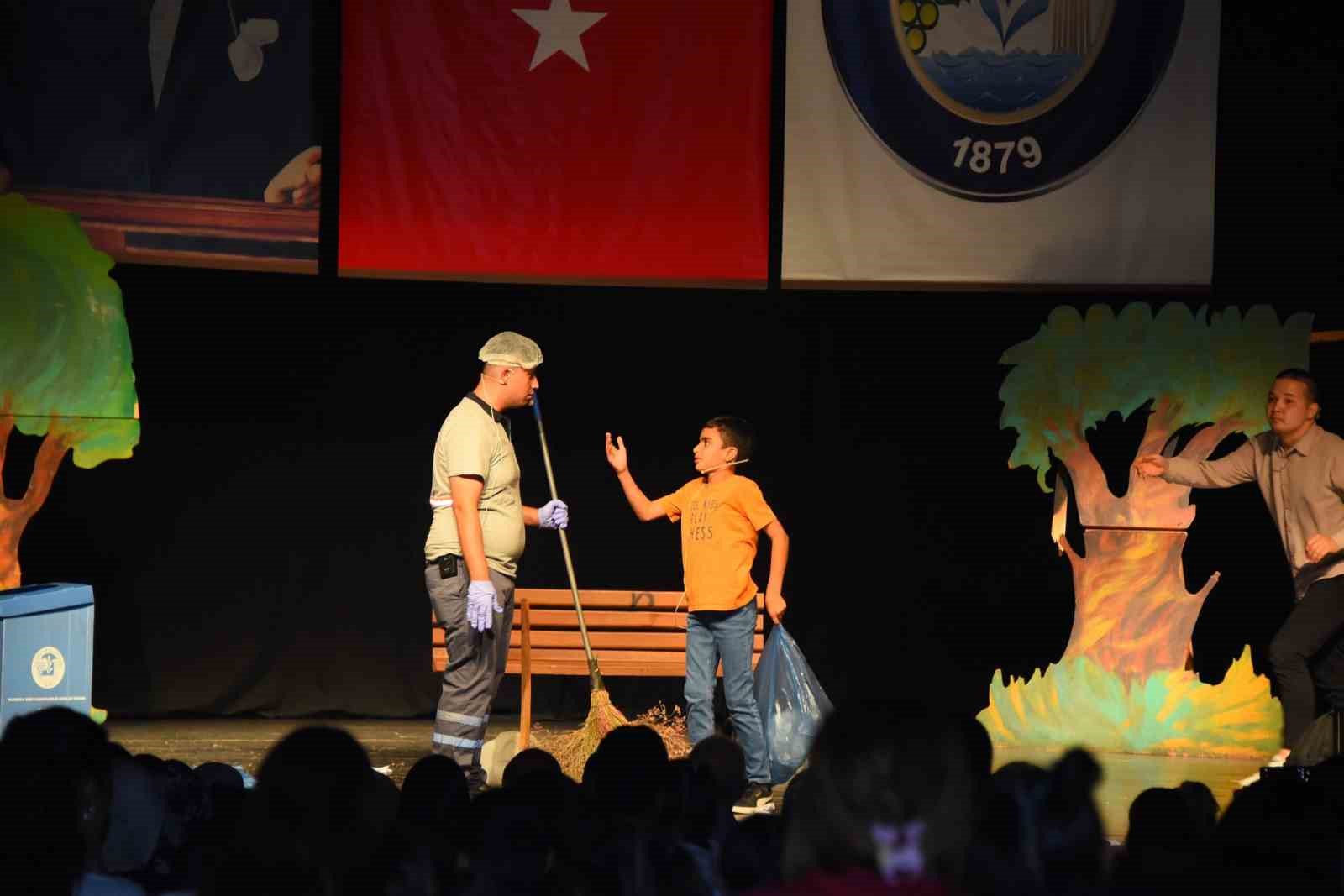 &Ccedil;ocuklara tiyatro oyunuyla &ccedil;evre temizliği anlatıldı
