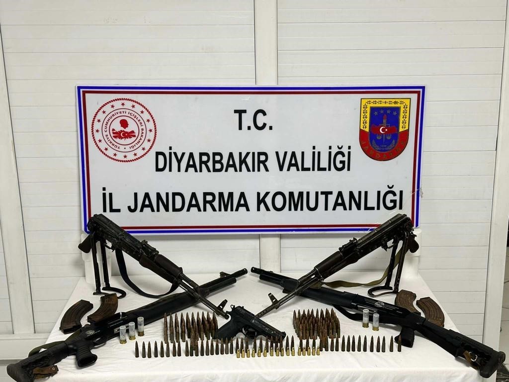 Diyarbakır’da iki adreste yapılan aramalarda uzun namlulu silahlar ele geçirildi