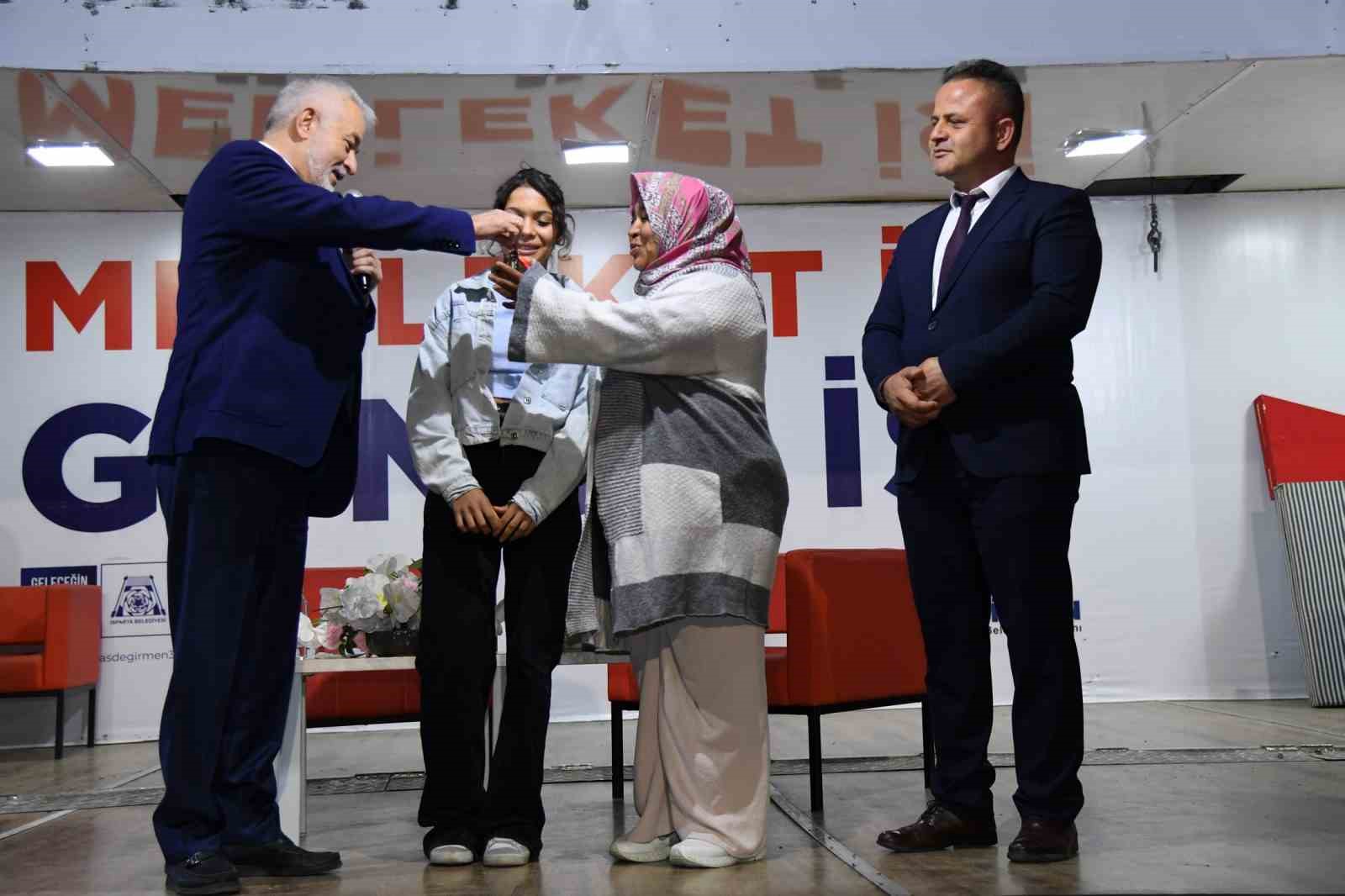 Isparta’da geçen yıl evi yanan aileye yeni evinin anahtar teslimi gerçekleştirildi
