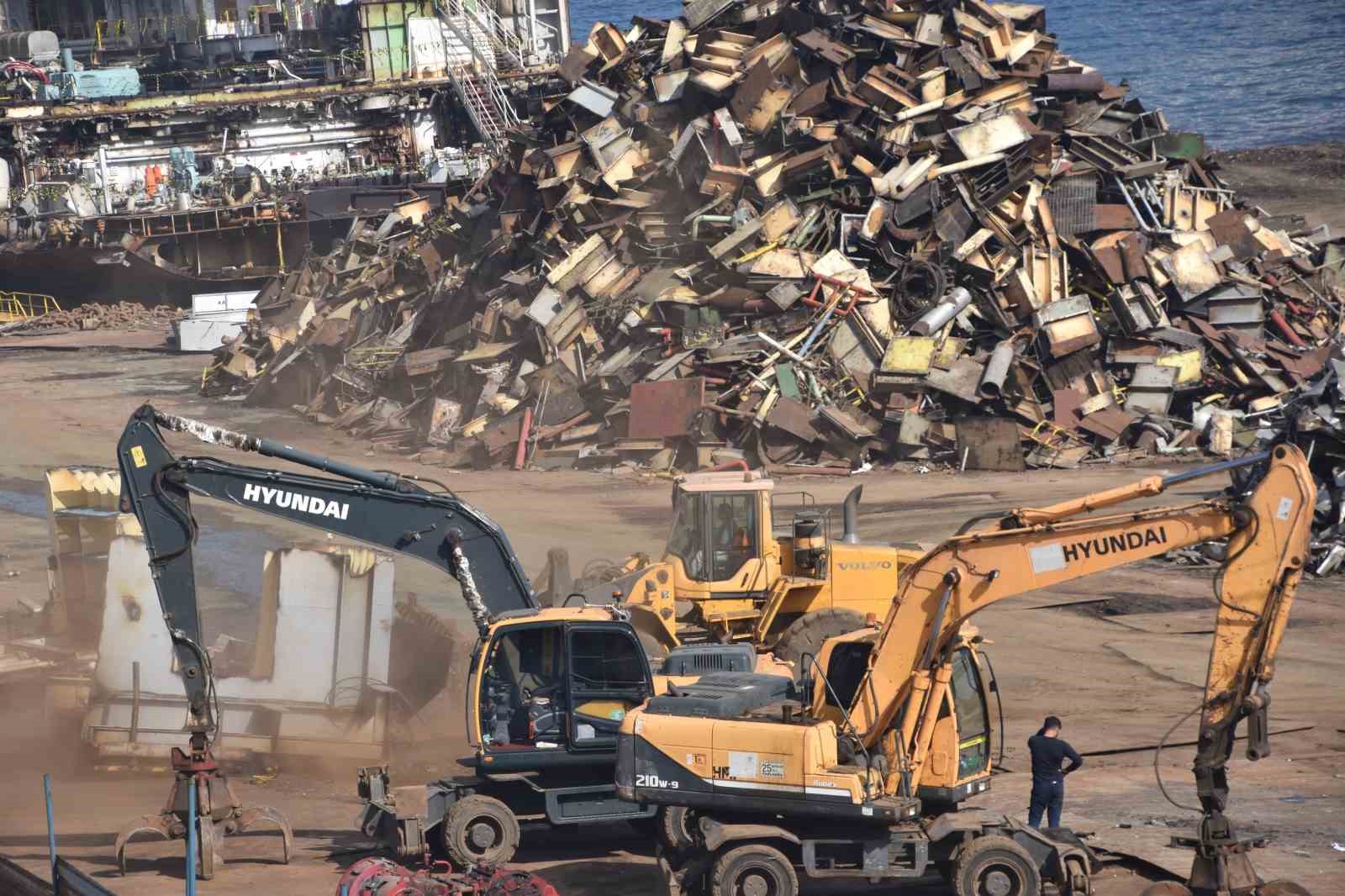 Dev gemiler İzmir&rsquo;deki gemi s&ouml;k&uuml;m merkezinde geri d&ouml;n&uuml;ş&uuml;me kazandırılıyor

