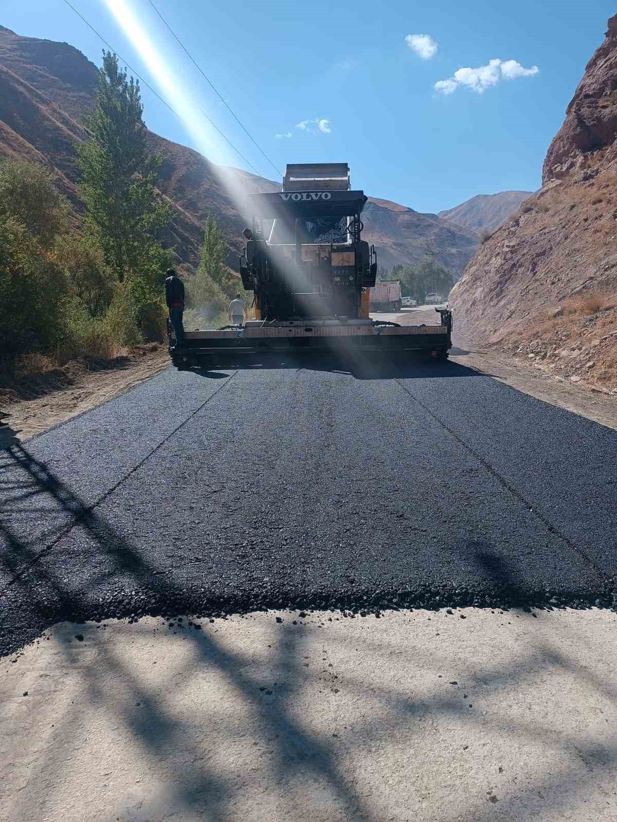 İran&rsquo;ın sınırında k&ouml;ylerin yolları asfaltlanıyor
