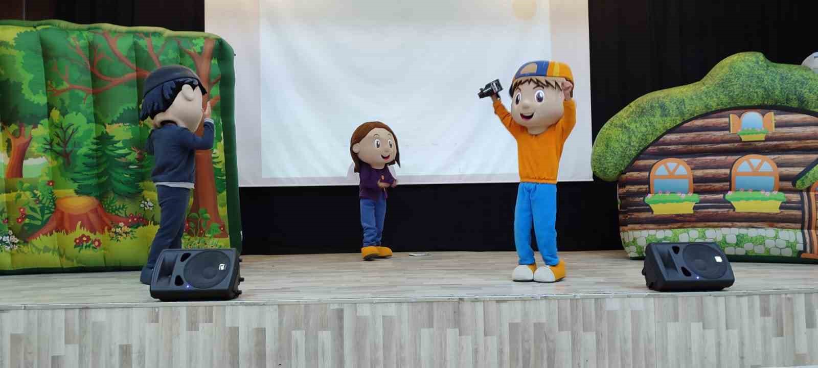 Ağrı&rsquo;da H&uuml;rkuş ve G&ouml;kbey m&uuml;zikal tiyatrosu
