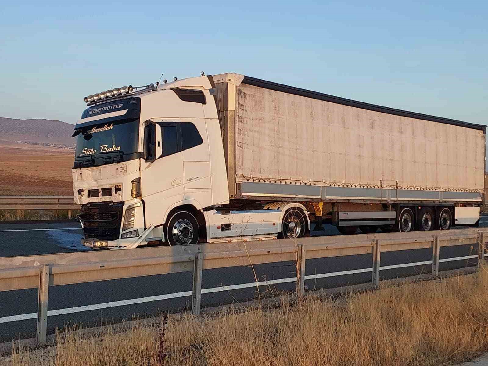 Tır hafif ticari araca &ccedil;arptı: 2 &ouml;l&uuml;, 1 yaralı
