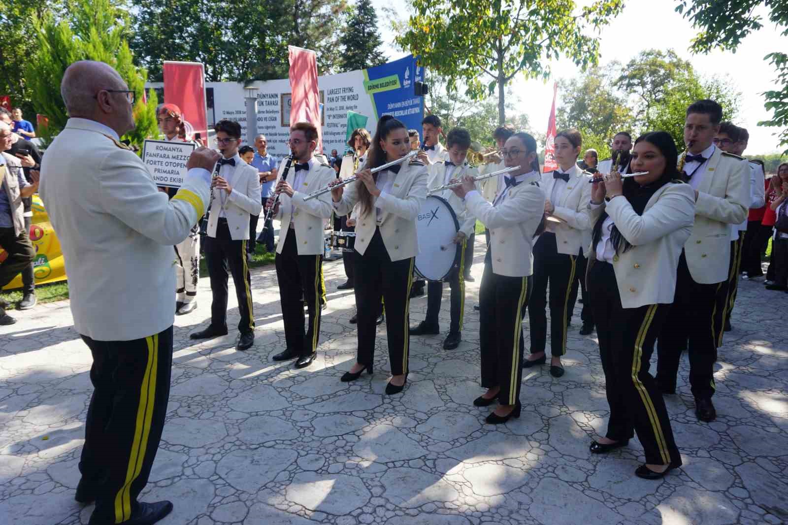 Bando ve Ciğer Festivali&rsquo;nin ikinci g&uuml;n&uuml;nde renkli g&ouml;r&uuml;nt&uuml;ler oluştu
