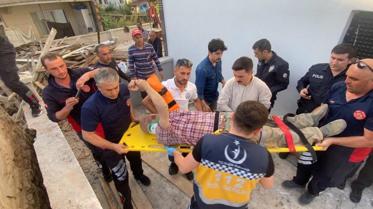 Ahşap evini yıkmak isterken altında kaldı
