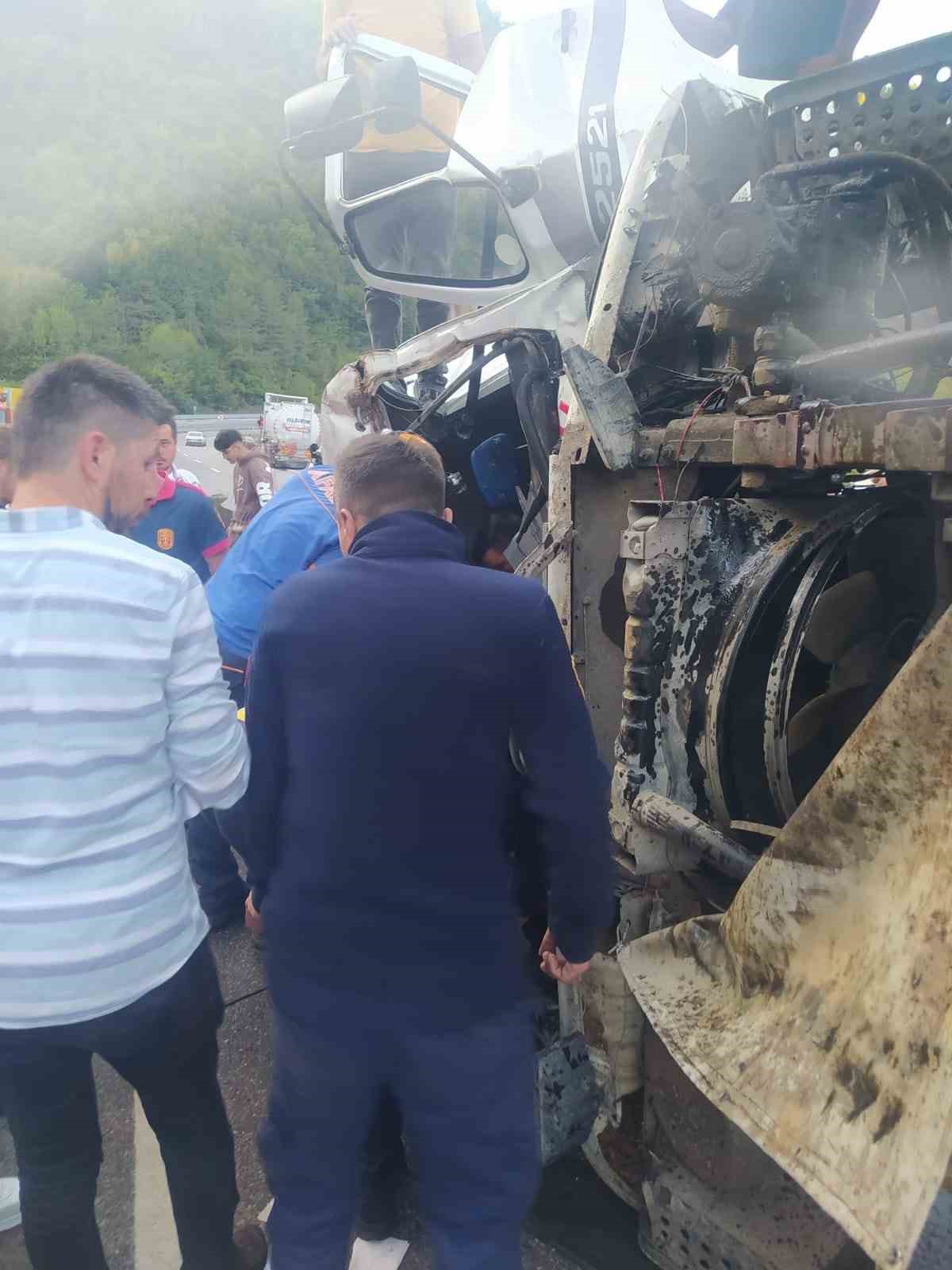 Kepek y&uuml;kl&uuml; kamyon yola devrildi: 2 yaralı
