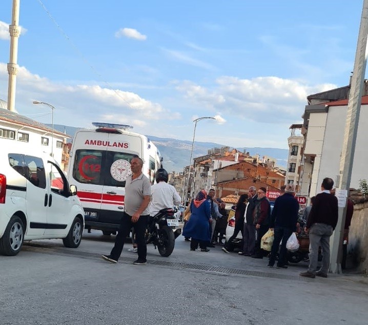 Traktörün çıkan lastiği yayaya çarptı