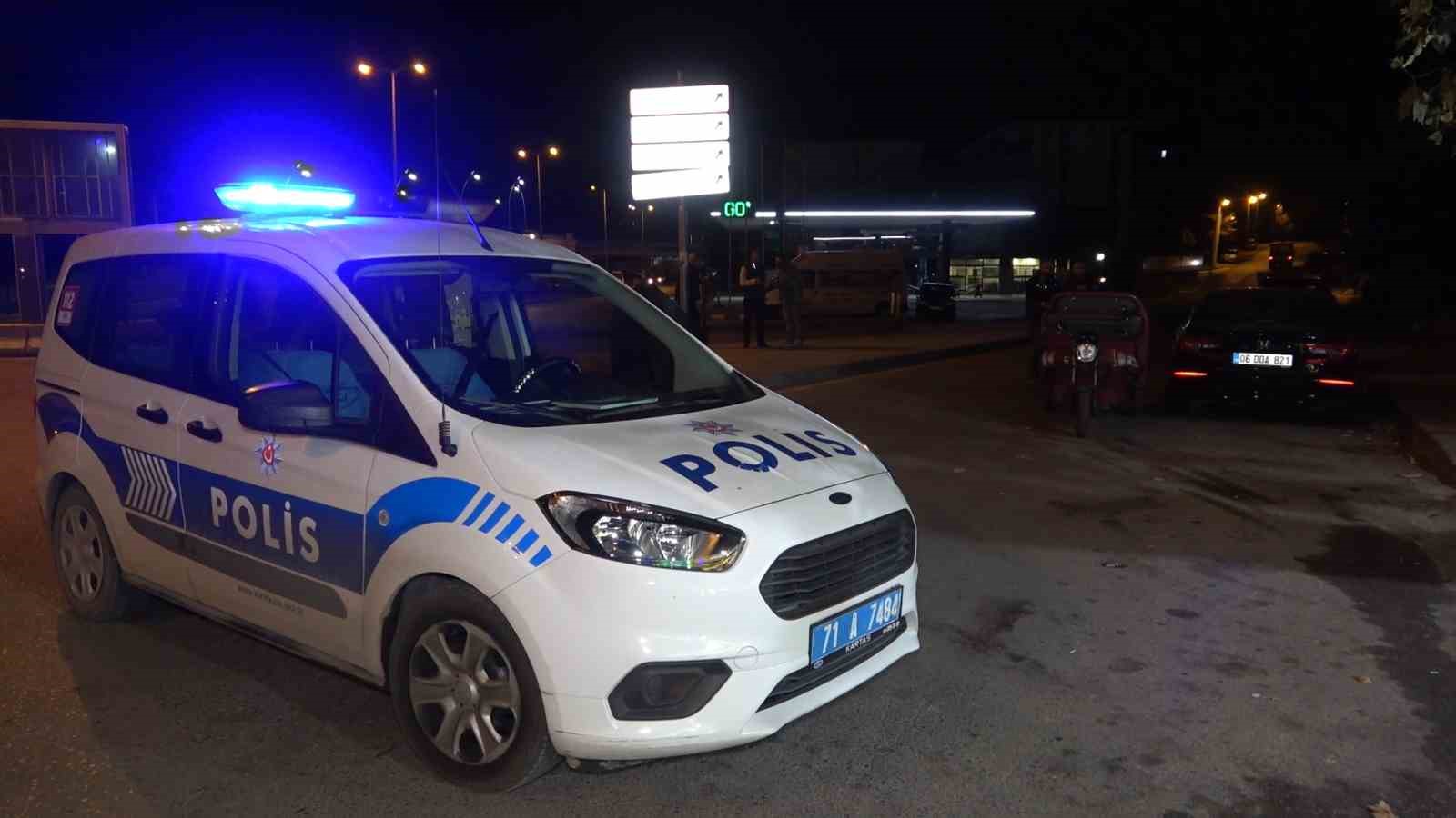 D&uuml;n&uuml;rlerin silahlı kavgasında kan aktı: Baba ve oğlu t&uuml;fekle vuruldu
