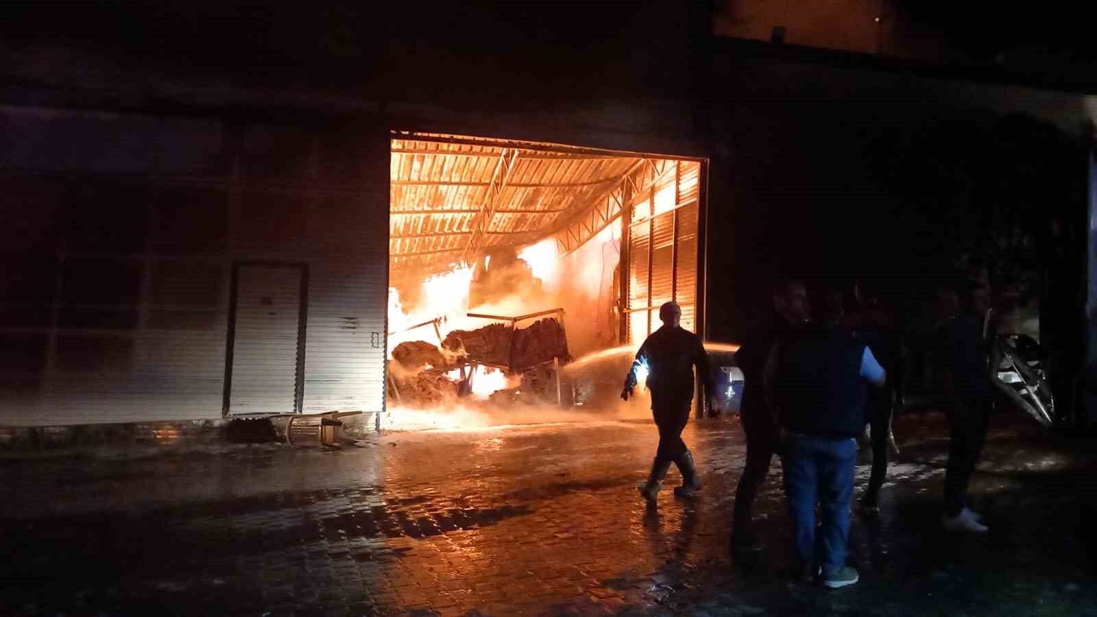 Kırklareli&rsquo;ndeki fabrika yangınına m&uuml;dahale s&uuml;r&uuml;yor
