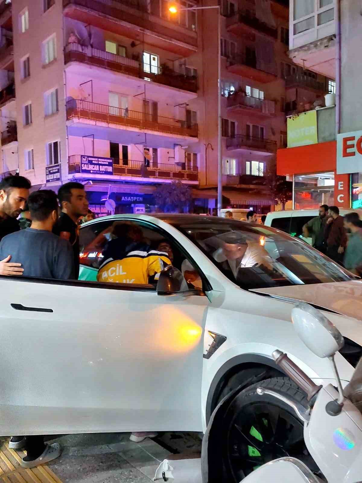 Yalova’da otomobilin ortalığı savaş alanına çevirdiği kaza kamerada: 4 yaralı