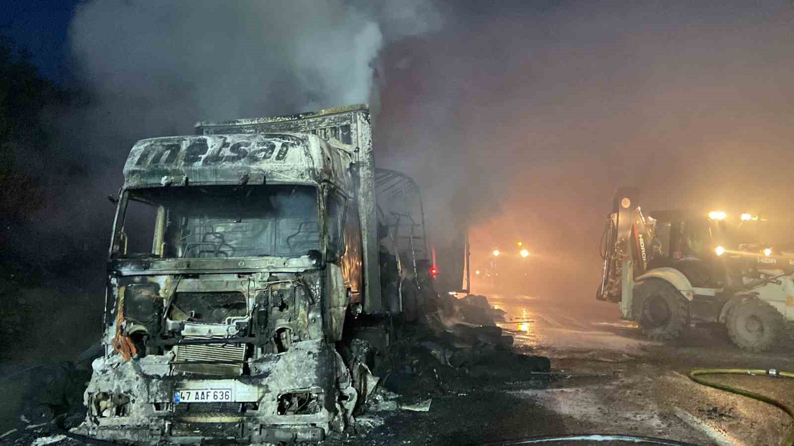 Sarıyer’de kumaş yüklü tır alev alev yandı: Otoyolu duman kapladı