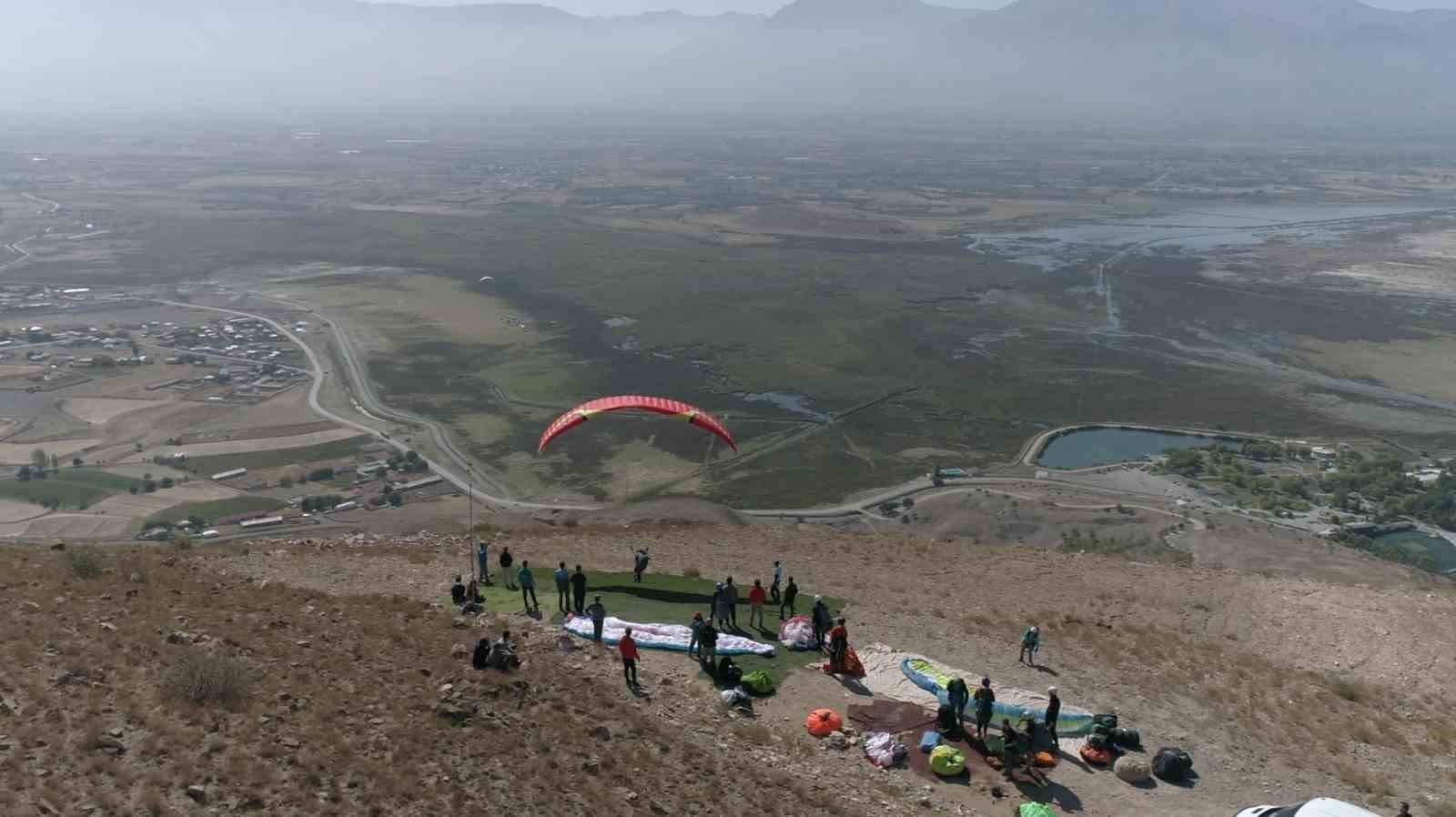 Erzincan’da yamaç paraşütü heyecanı sürüyor