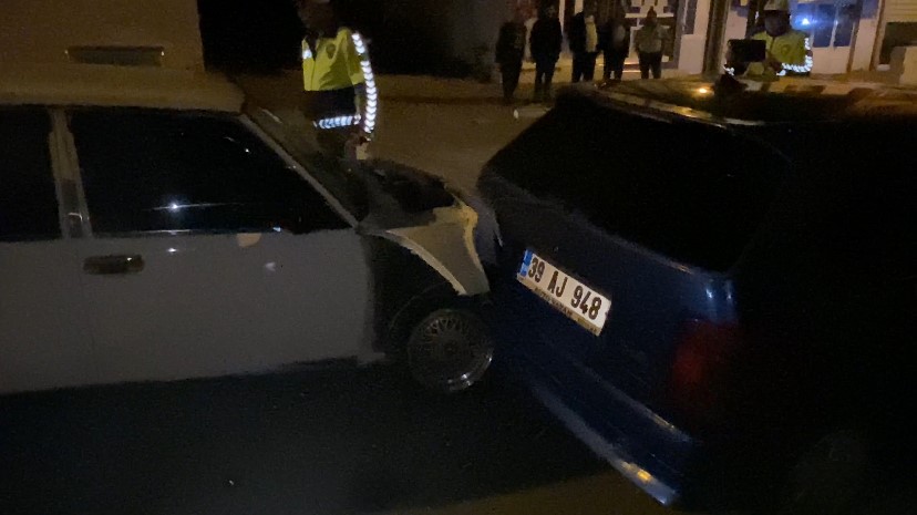 Otomobil park halindeki araca &ccedil;arptı: 2 yaralı
