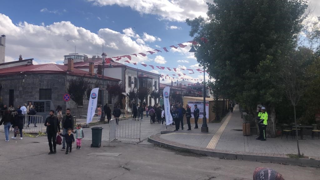 Kars’ta 2’nci Altıneller Geleneksel El Sanatları Festivali’ne yoğun ilgi