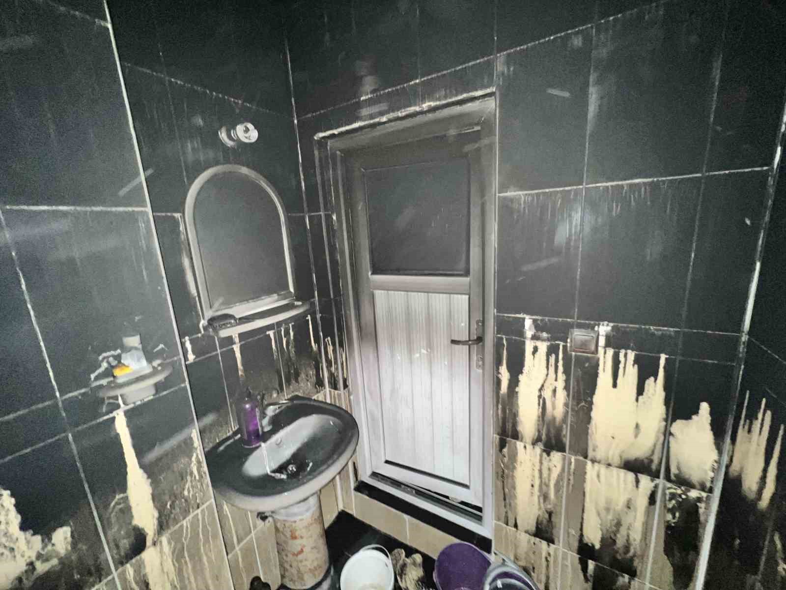 Silopi&rsquo;de &ccedil;ıkan yangın evi k&uuml;le &ccedil;evirdi
