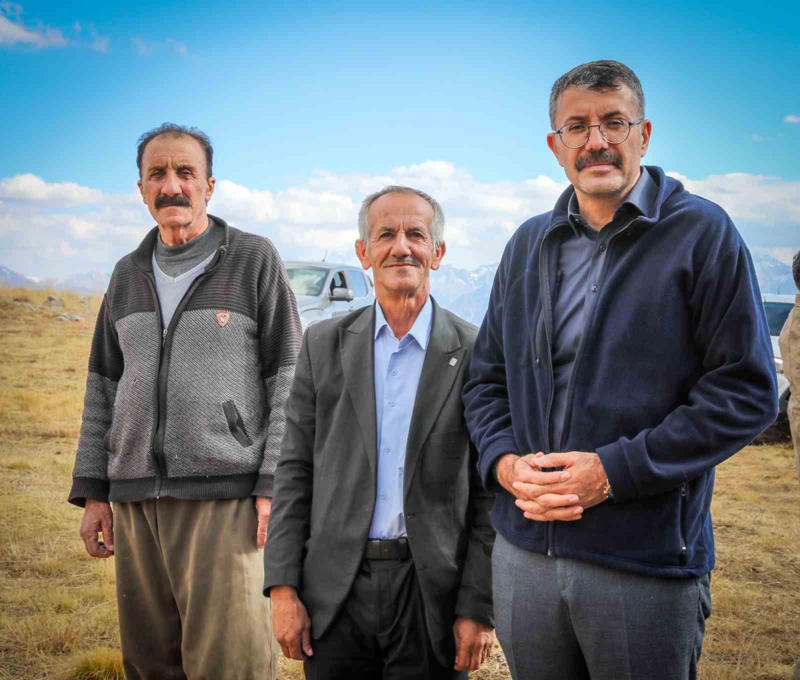 Vali &Ccedil;elik, su sorunu &ccedil;&ouml;z&uuml;m&uuml; i&ccedil;in 3 bin 500 rakımda
