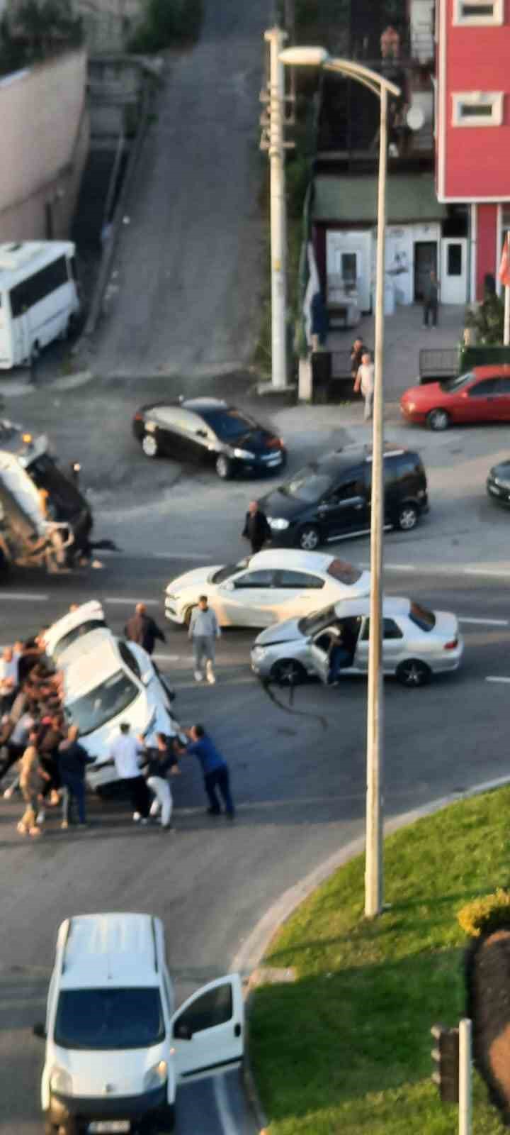 Zonguldak&rsquo;ta iki otomobil &ccedil;arpıştı: 4 yaralı 
