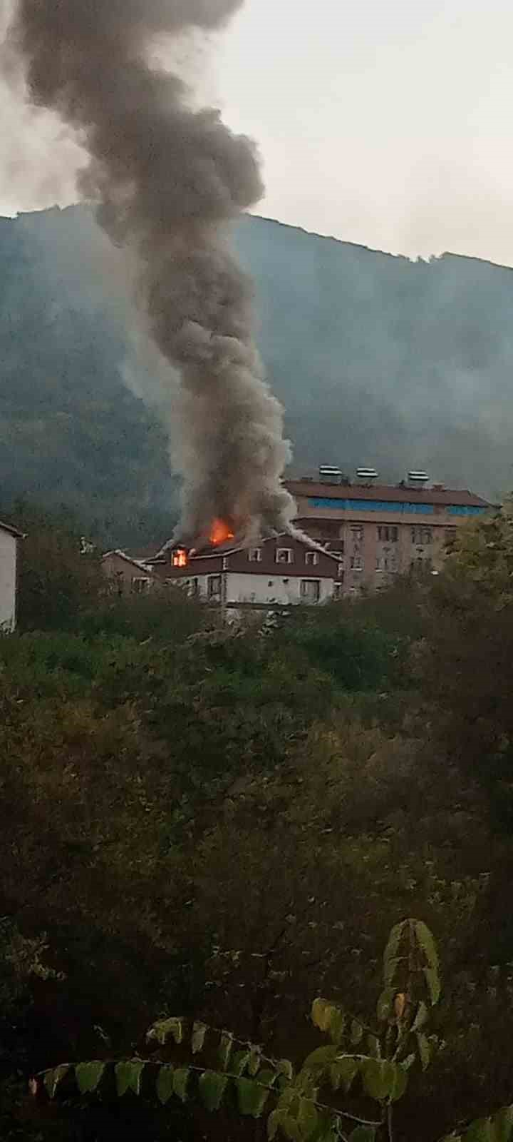 Çatı yangını paniğe neden oldu