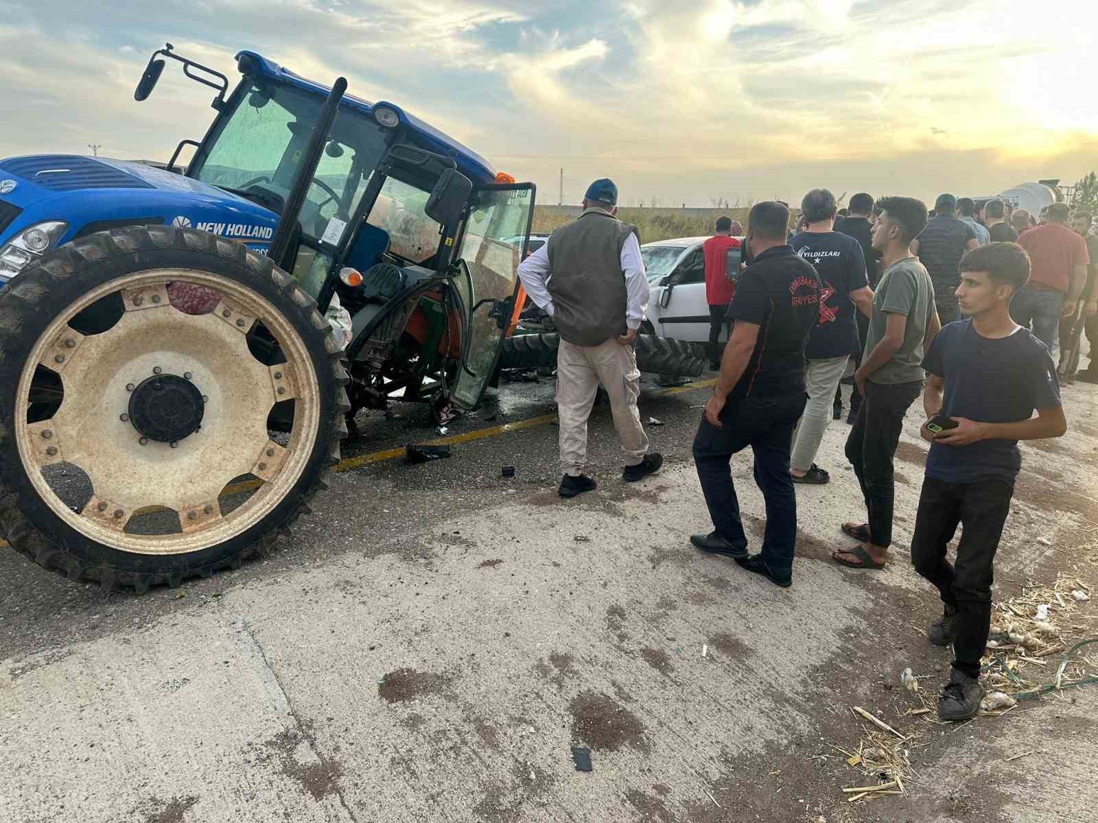 Diyarbakır’da traktör ile otomobil çarpıştı: 5 yaralı