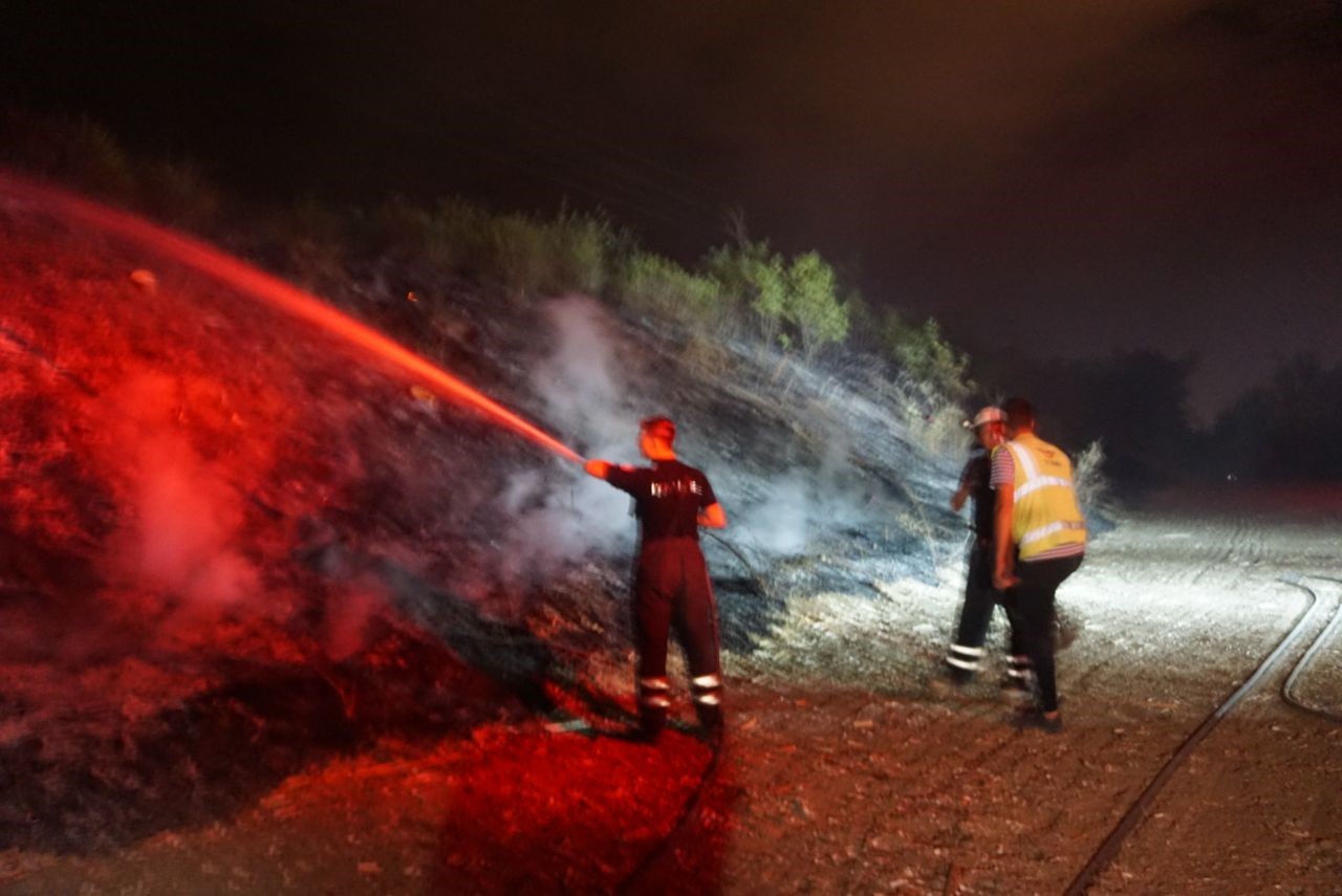 Yangın tren yoluna sı&ccedil;radı, uluslararası lojistik tren seferi durdu
