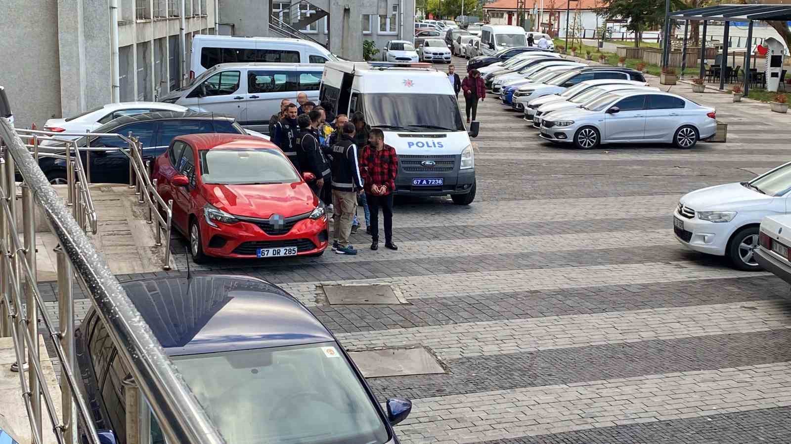 Kafes operasyonunda g&ouml;zaltına alınan 8 ş&uuml;pheli adliyede
