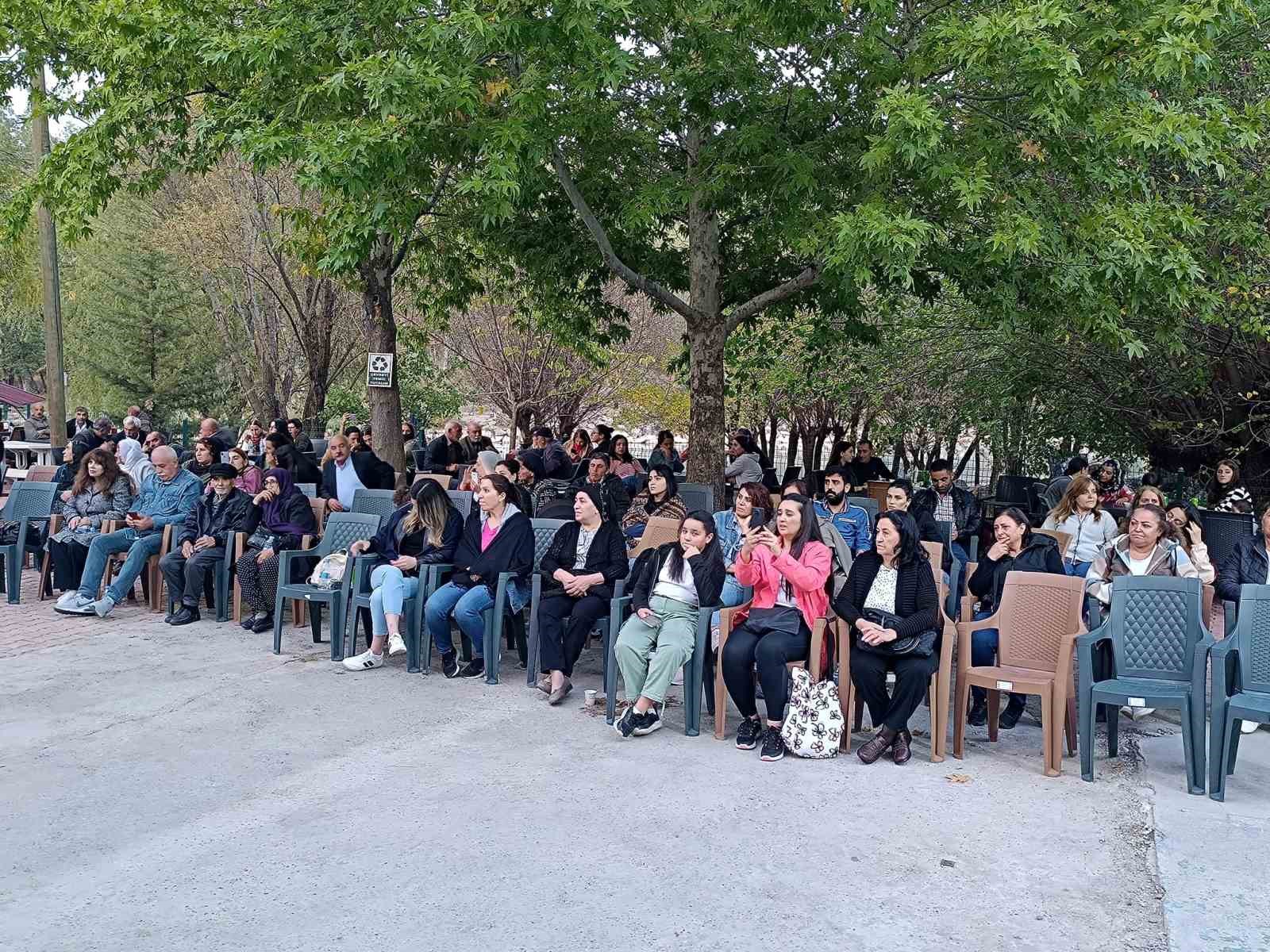 Tuncelili sanatçılar, kanser hastası için destek konseri verdi
