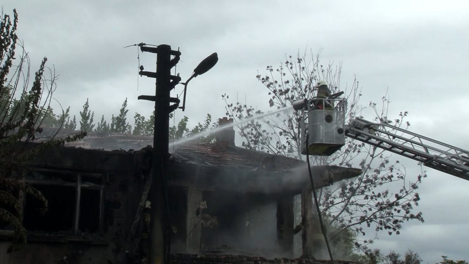 K&uuml;&ccedil;&uuml;k&ccedil;emece&rsquo;de lastik deposu alev alev yandı

