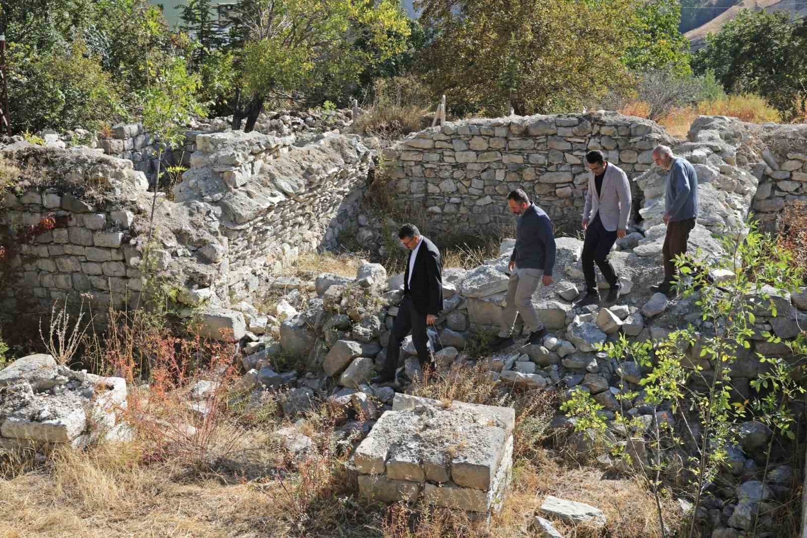 Vali Ali Çelik, medresenin girişinde bulunan kitabeleri inceledi