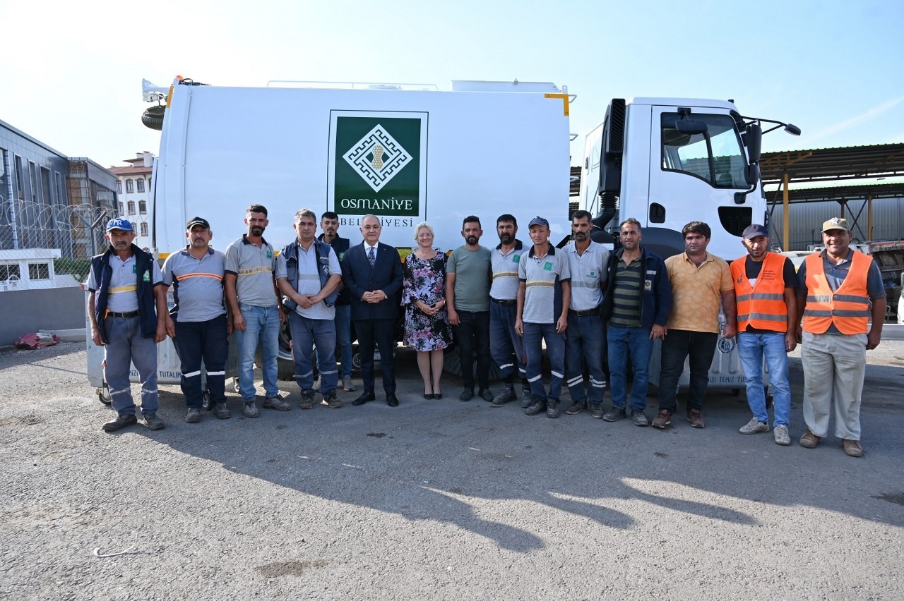 Deprem bölgesi Osmaniye’ye çöp süpürme aracı ile çöp konteyneri desteği
