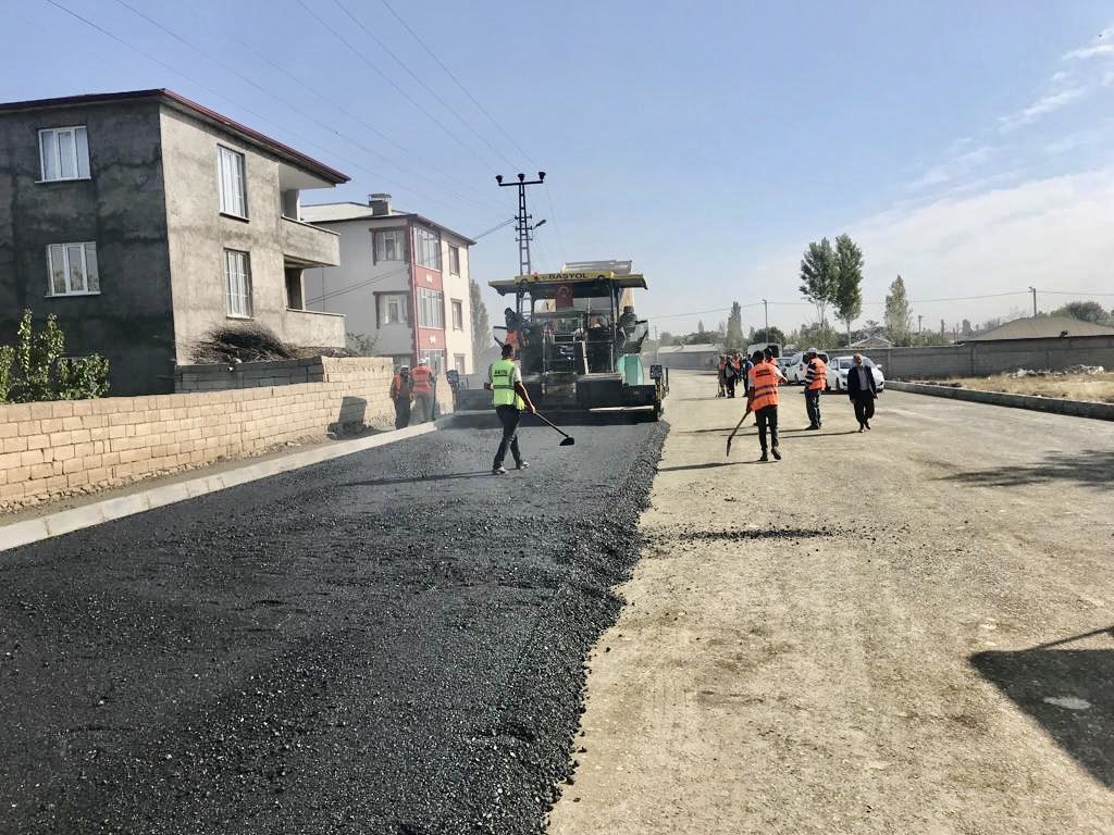 Iğdır Belediyesi sıcak asfalt seferberliğini sürdürüyor