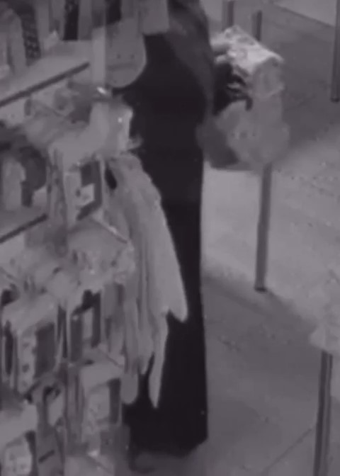 Giyim d&uuml;kkanına giren kadın, elbiseyi eteğine koyup hırsızlık yaptı

