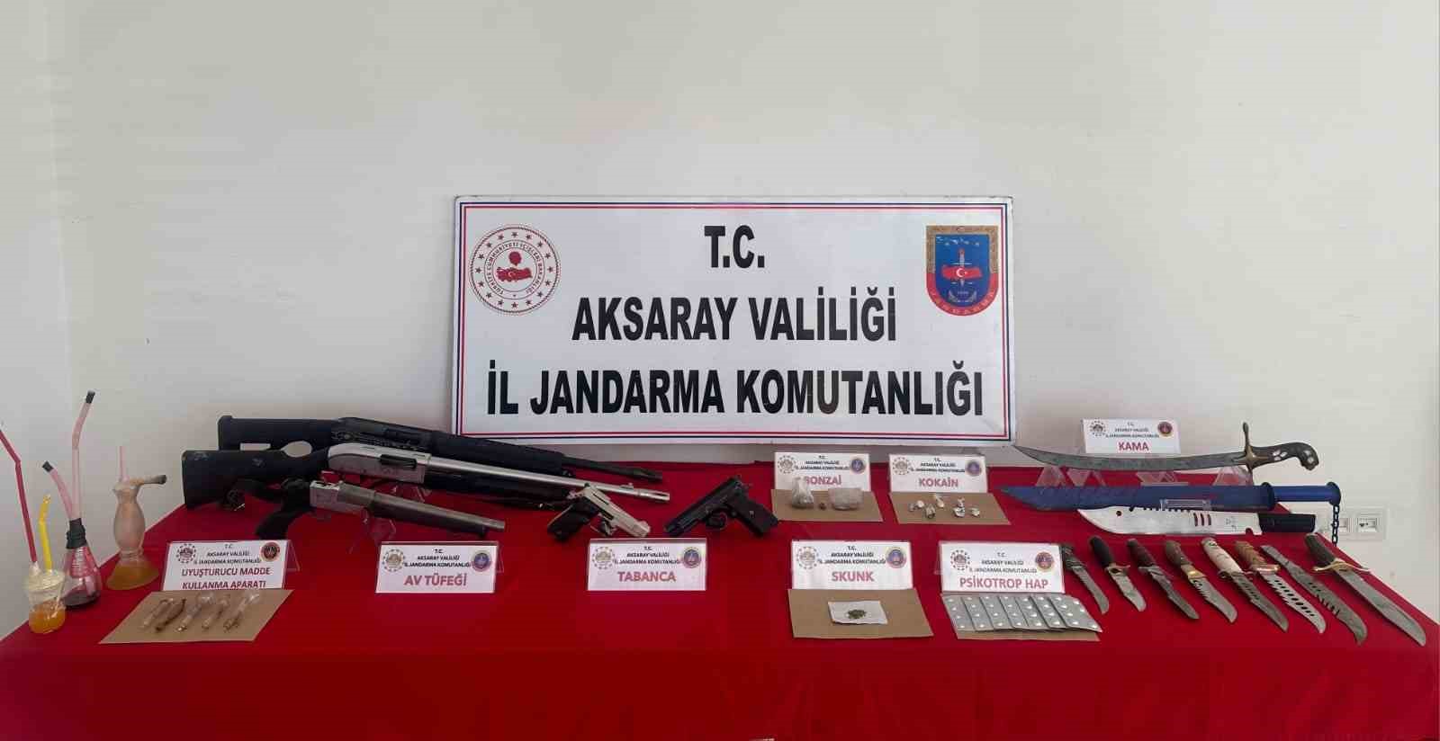 Ağa&ccedil; altından g&ouml;m&uuml;l&uuml; t&uuml;fekler, baza altından tabanca ve uyuşturucular &ccedil;ıktı
