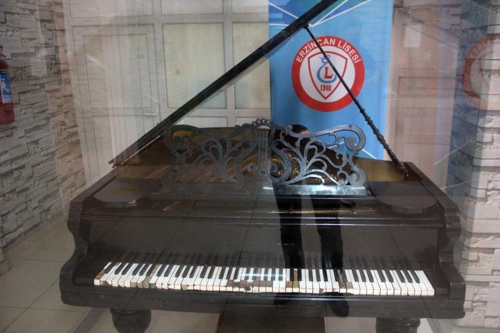 Atat&uuml;rk&rsquo;e hediye edilen piyanoya, Tarihi Erzincan Lisesi ev sahipliği yapıyor
