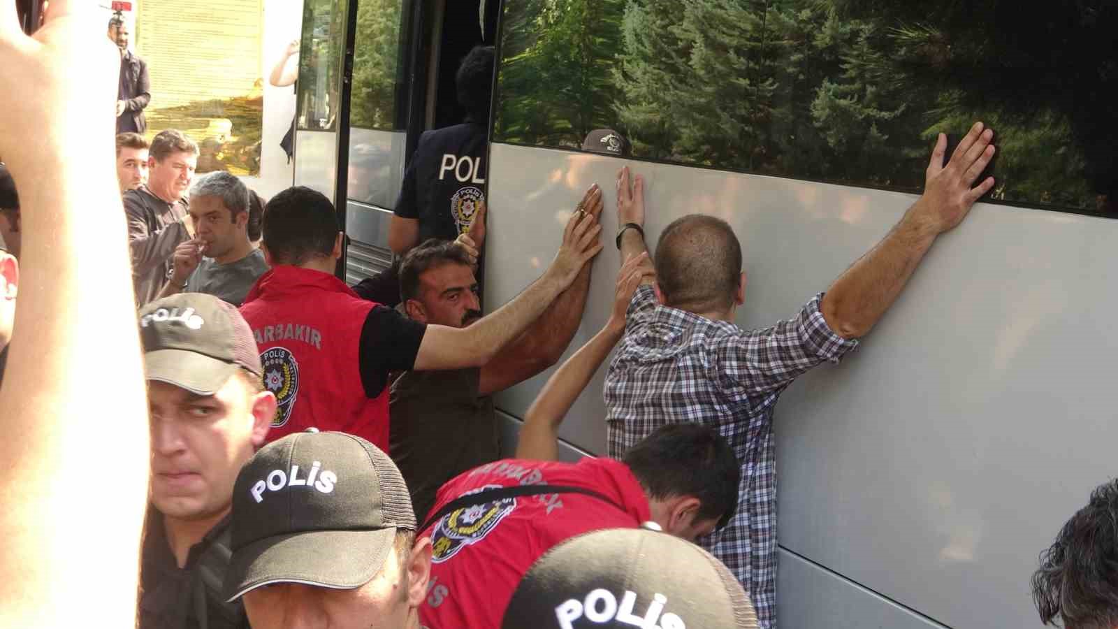 Diyarbakır’da izinsiz yürüyüşte 100 gözaltı