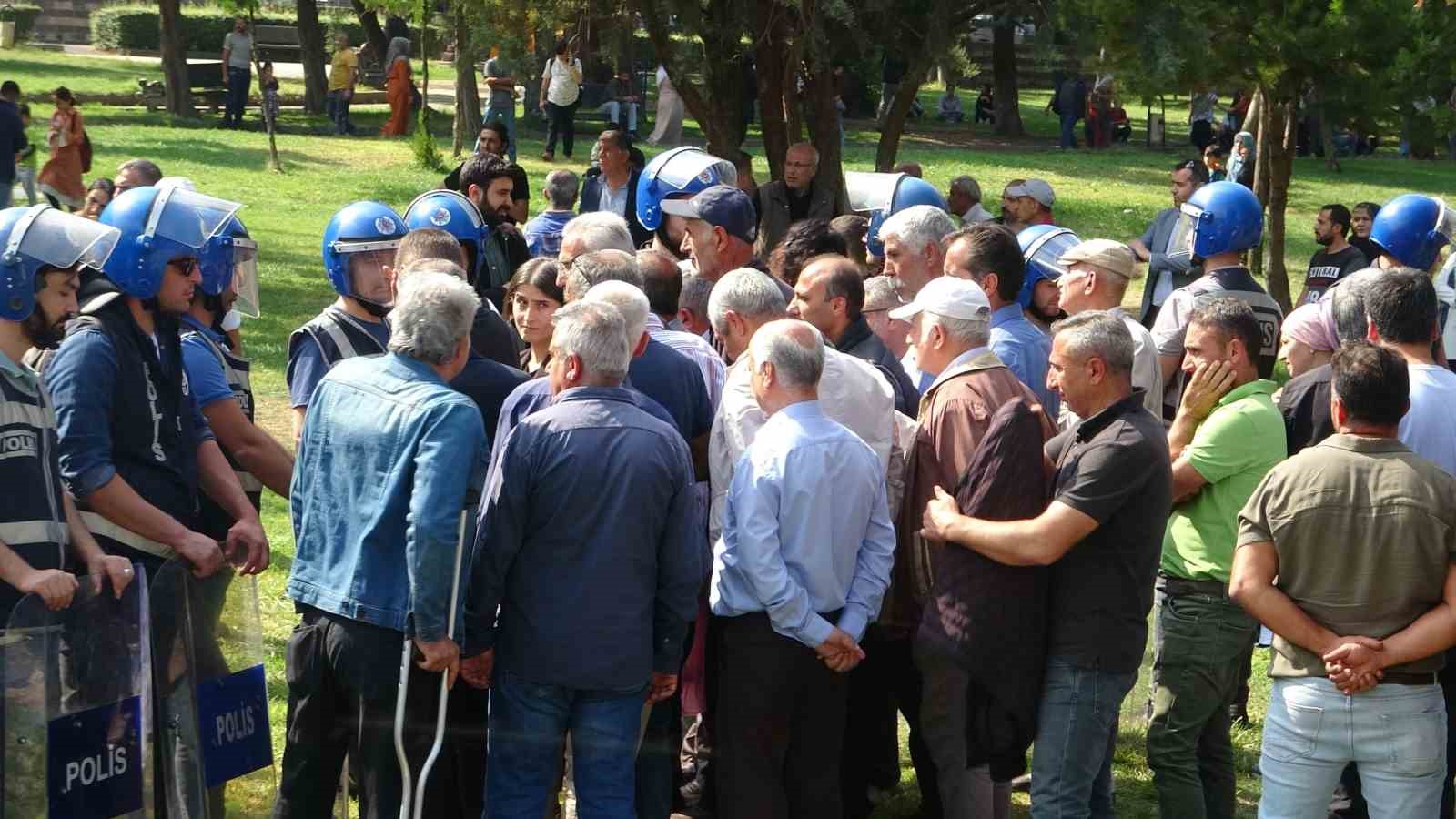 Diyarbakır’da izinsiz yürüyüşte 100 gözaltı