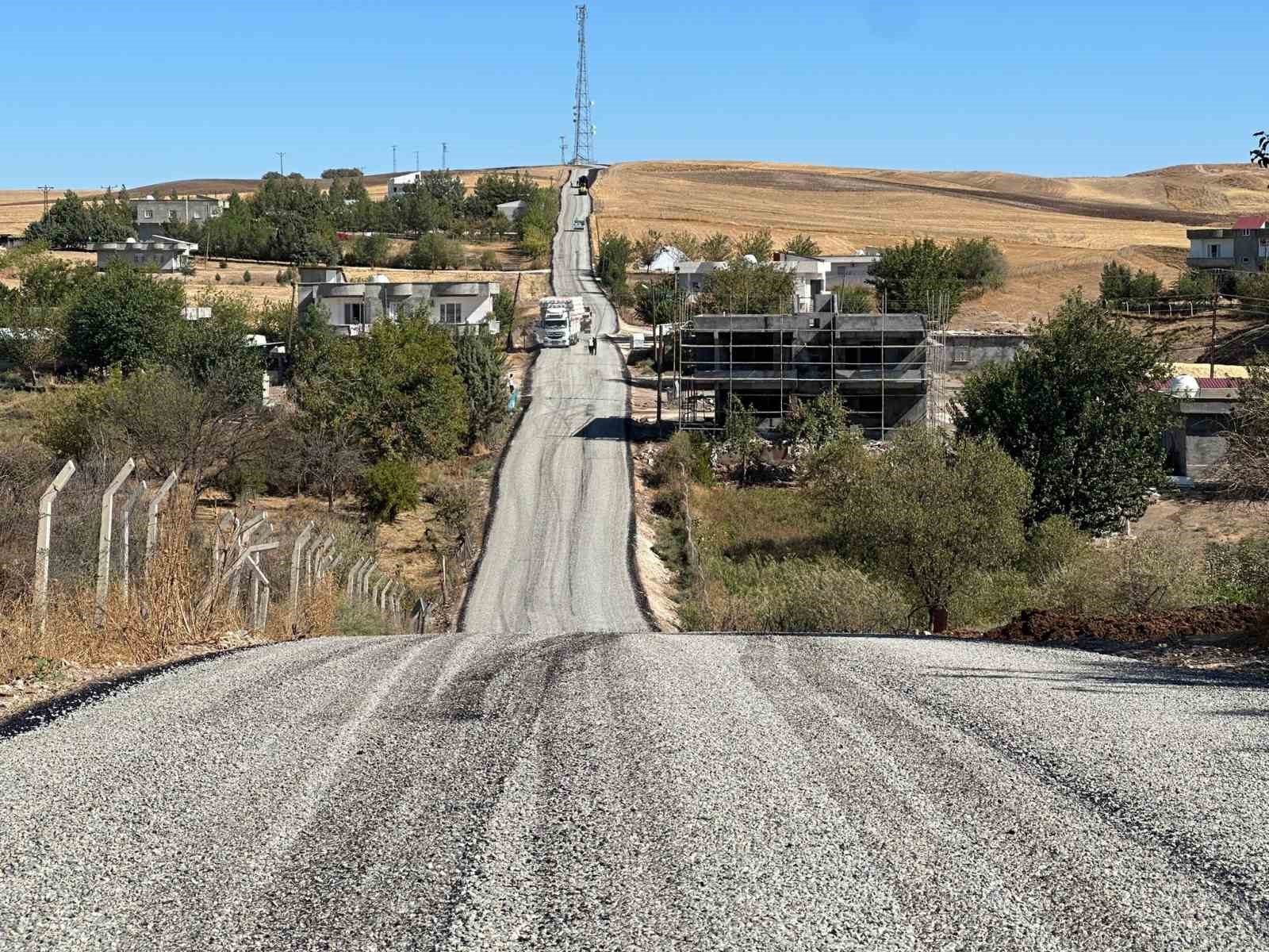 Diyarbakır’da 17 ilçedeki kırsal mahalle yolarında çalışmalar devam ediyor