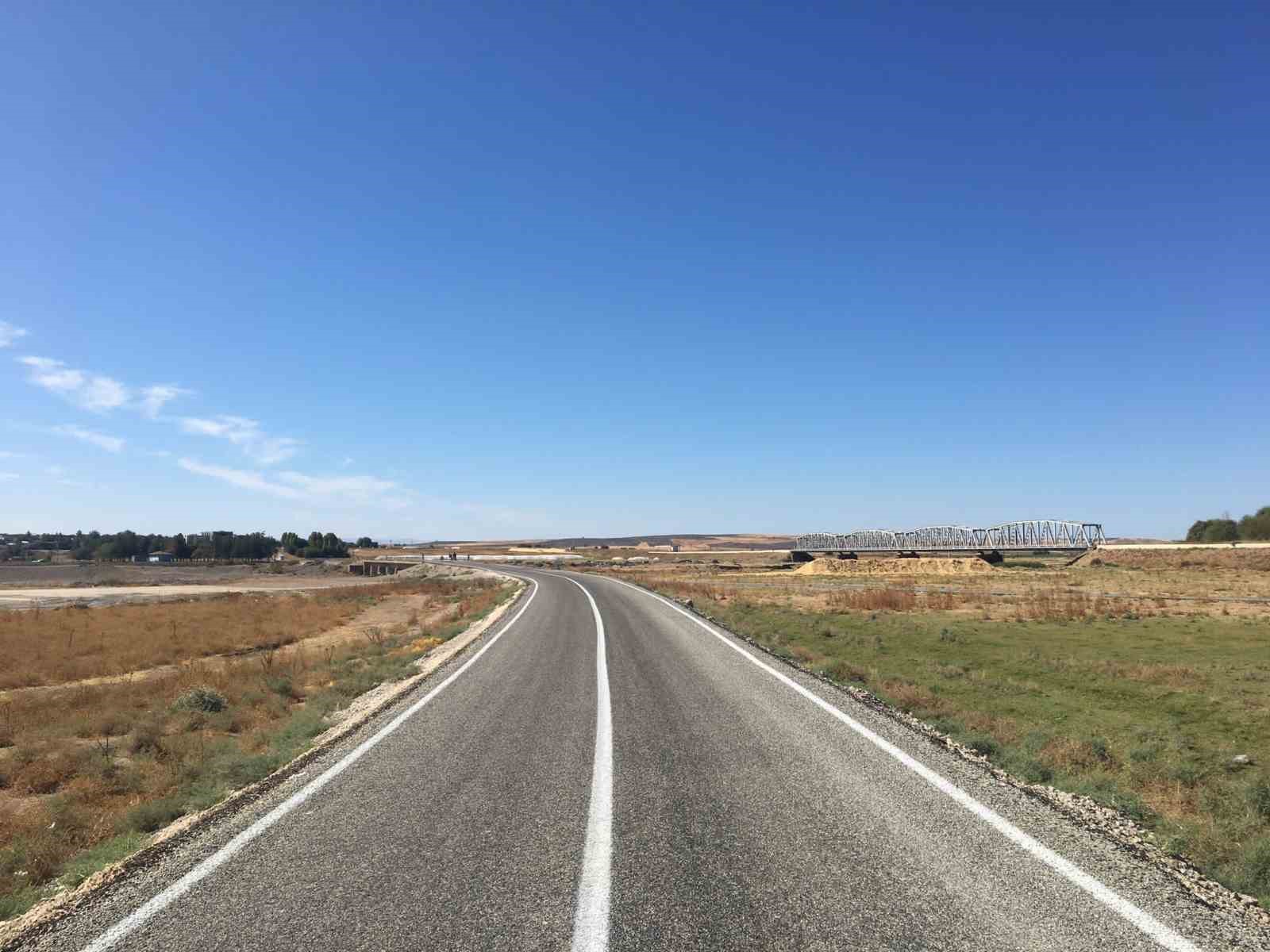 Diyarbakır’da 17 ilçedeki kırsal mahalle yolarında çalışmalar devam ediyor