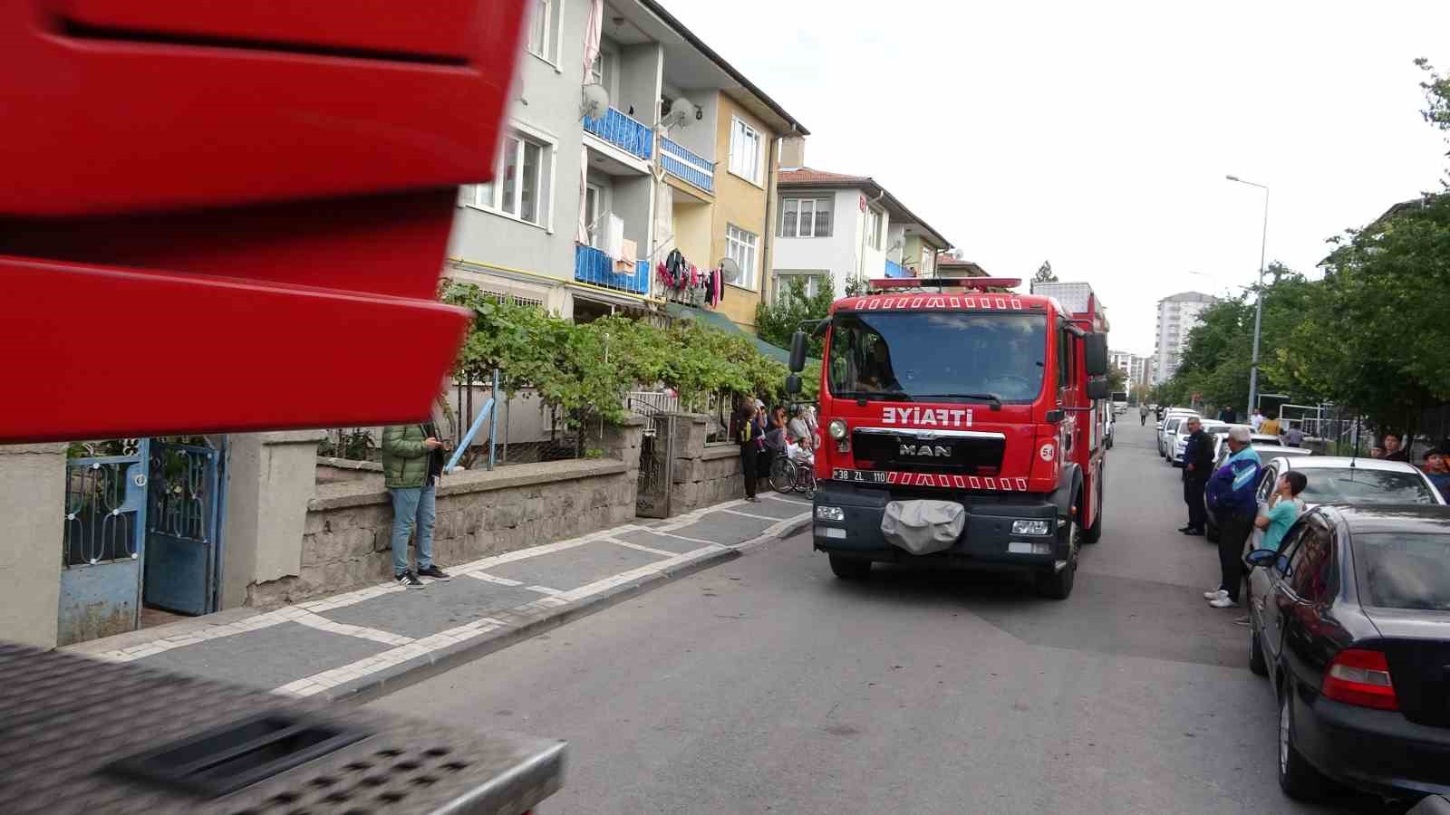 Evlerinde yangın çıkan yaşlı çifti komşusu kurtardı