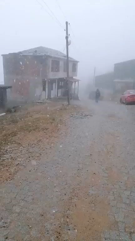 Gümüşhane’de mevsimin ilk karı Kadırga Yaylası’na düştü