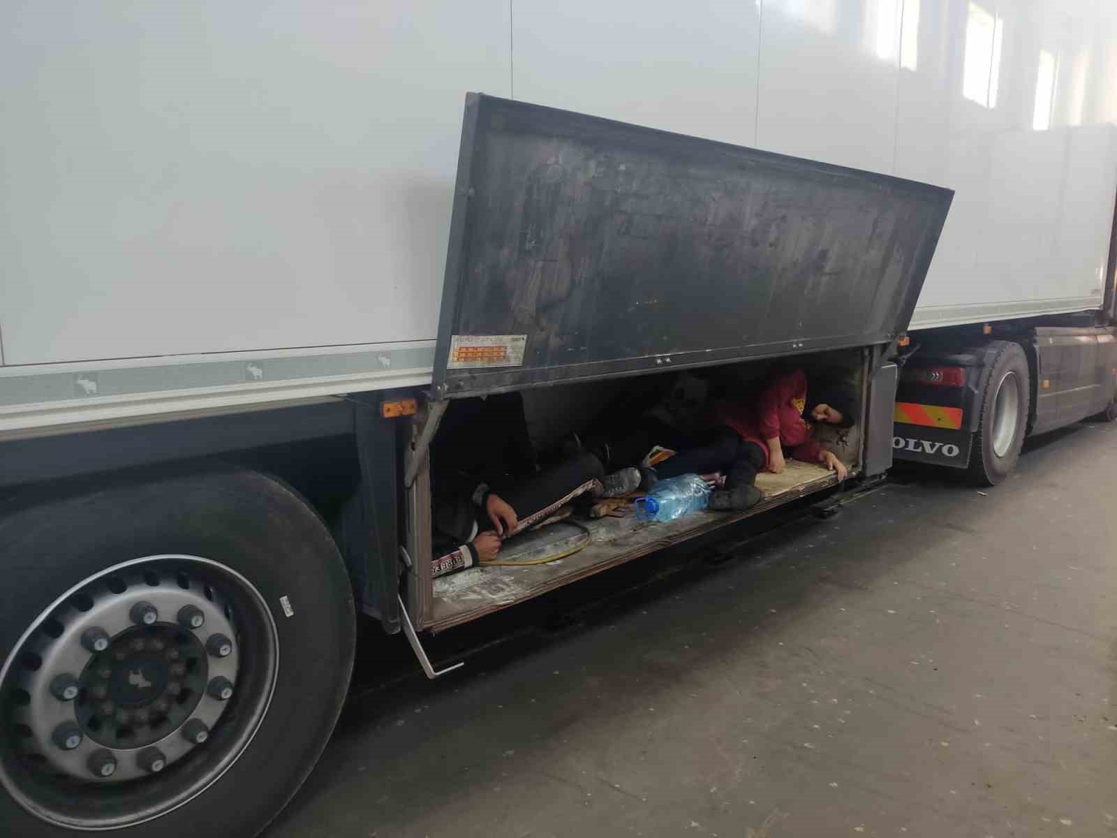 G&ouml;&ccedil;menler tırın yemek dolabında yakalandı
