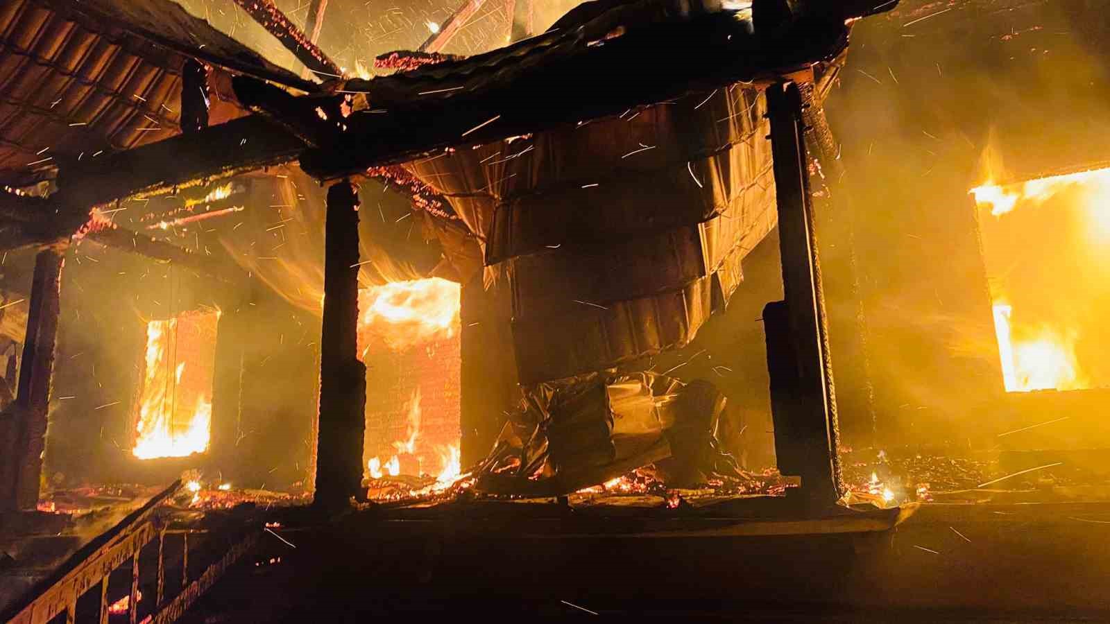 Kars’ta kütük ev alev alev yanıyor