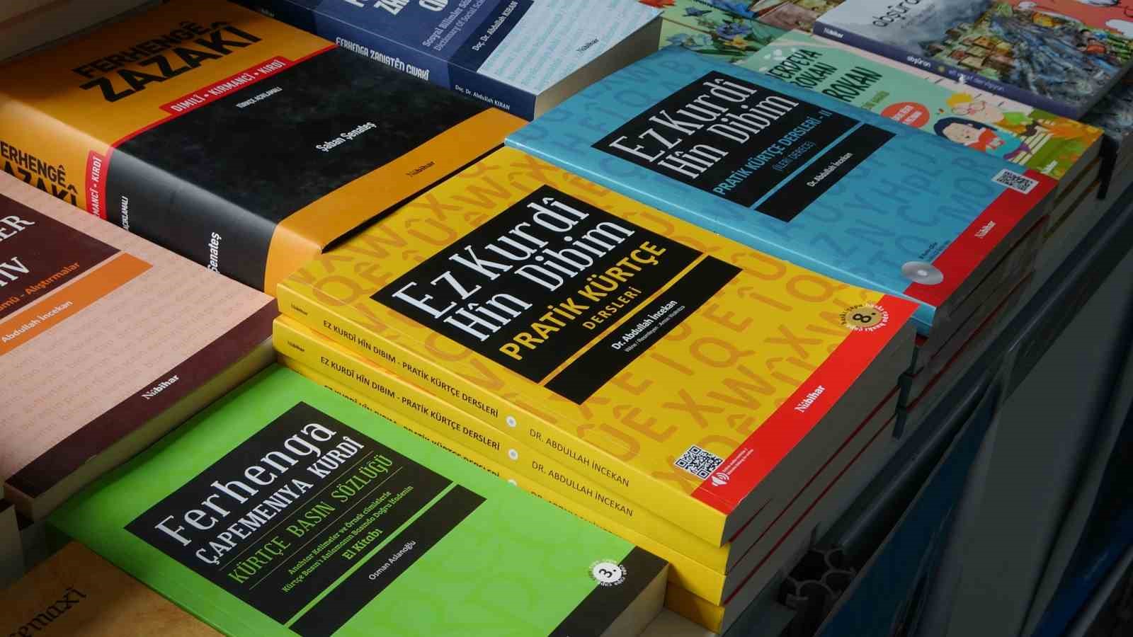 Kitap fuarında K&uuml;rt&ccedil;e kitap standına yoğun ilgi
